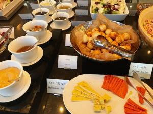 首尔Mercure Ambassador Seoul Hongdae的餐桌上放着食物和碗