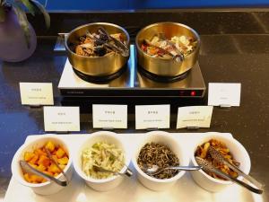 首尔Mercure Ambassador Seoul Hongdae的自助餐,包括各种食物