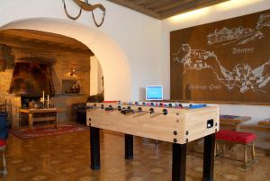 比伯维尔艾尔皮娜日吉纳酒店的墙上设有台球桌的房间