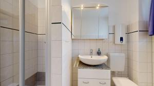 兰肯-格拉尼茨菲林豪斯莫维旅馆的白色的浴室设有水槽和卫生间。