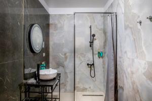 布加勒斯特Hotel Forty One的带淋浴和盥洗盆的浴室