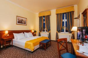 布拉格路易斯传奇酒店的酒店客房设有一张床和两个窗户。