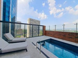危地马拉Hemen - Luxury Apartment with pool的建筑物屋顶上的游泳池