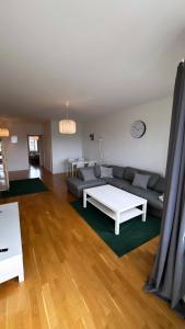 哥德堡Luxurious And Spacious Apartment的客厅配有沙发和桌子