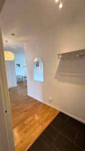 哥德堡Luxurious And Spacious Apartment的一间铺有木地板的白色墙壁客房