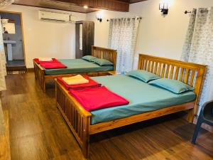 戈卡尔纳GOKARNA JUNCTION - A vintage homestay的双床间,铺有木地板