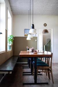 察姆GÆSTEHUSET的一间带木桌和椅子的用餐室