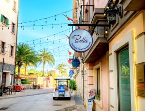 富国BELLA HOTEL PHU QUOC -Sunset Town, Địa Trung Hải- BIG PROMOTION 2024的街道边有标志的建筑物