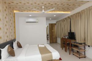 奥兰加巴德Hotel Karan International ,Aurangabad的一间卧室配有一张大床和电视