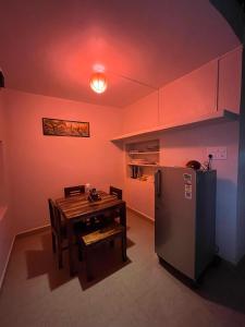 戈卡尔纳GOKARNA JUNCTION - A vintage homestay的厨房配有桌子和冰箱