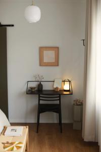 斯蒂克松鲁姆Hótel Karólína的一张桌子,位于带椅子的房间的角落