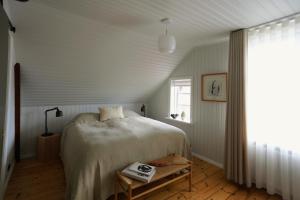 斯蒂克松鲁姆Hótel Karólína的一间卧室设有一张大床和一个窗户。