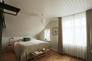 斯蒂克松鲁姆Hótel Karólína的一间卧室设有一张床和一个大窗户