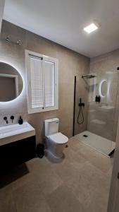 塞维利亚MS4 Apartamentos Nervión的浴室配有卫生间、盥洗盆和淋浴。