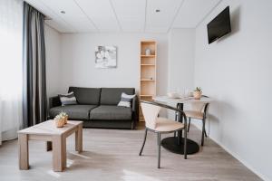 阿赫特克克Kodde Studio的客厅配有桌子和沙发