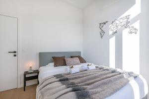 安特卫普House with large and sunny terrace的一间卧室配有一张带灰色毯子的大床