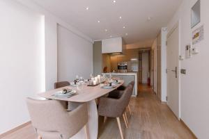 克诺克－海斯特Lovely and spacious apartment on top location in Knokke的用餐室以及带桌椅的厨房。