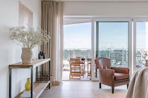 布鲁日Brand new apartment with stunning harbor views的客厅配有椅子和桌子