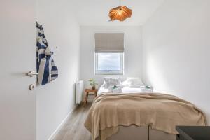 布鲁日Brand new apartment with stunning harbor views的白色的卧室设有床和窗户