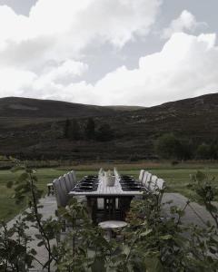巴拉特Gairnshiel lodge - Unique & exclusive lodge next to the castle的享有美景的带椅子和桌子的野餐桌
