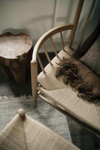 Inverenzie - Luxury farmhouse with mountain views的配有枕头和木 ⁇ 的木椅