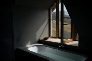 Inverenzie - Luxury farmhouse with mountain views的一间带水槽和窗户的浴室