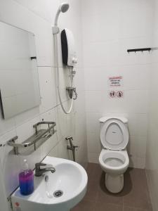 乔治市184 GURNEY DRIVE PENANG的浴室配有白色卫生间和盥洗盆。