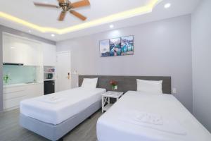 富国BELLA HOTEL PHU QUOC -Sunset Town, Địa Trung Hải- BIG PROMOTION 2024的配有2张床的白色墙壁和天花板