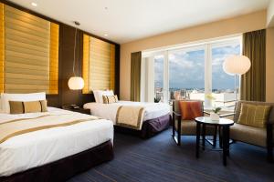 那霸冲绳丽嘉皇家大酒店的酒店客房设有两张床和窗户。