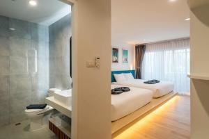 奥南海滩Otter House Aonang Soi 13的酒店客房设有床和水槽