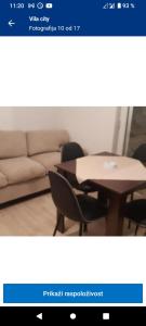 比耶利纳Vila City的客厅配有沙发和桌子