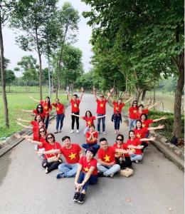 Nam GiaoResort Xanh Villa 5 Stars的一群穿着红衬衫的人,摆出一张照片