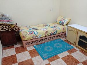 马拉喀什Appartement à côté de l'aéroport的一张沙发,位于一个设有 ⁇ 面地板的房间