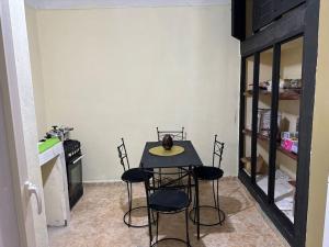 马拉喀什Appartement à côté de l'aéroport的一间厨房,里面配有桌椅