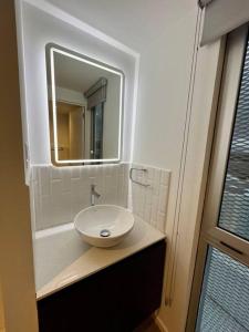 危地马拉UaJemet - Modern 3 Bedroom apartment的浴室设有白色水槽和镜子