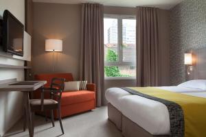 科尔马Logis Hôtel Beauséjour Colmar的酒店的客房 - 带一张床、椅子和窗户