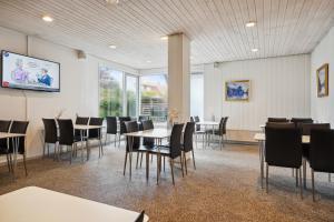 腓特烈港BB-弗瑞德日斯哈恩特日斯豪特勒酒店的用餐室设有桌椅和窗户。