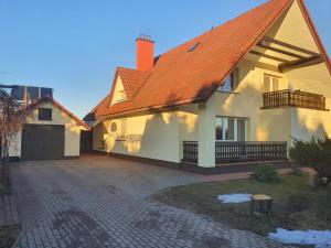 克罗斯诺Beskidy的白色的房子,有橙色的屋顶和车道