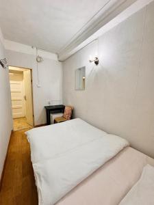 乌兰巴托Khongor Guest house & Tours的卧室配有白色的床和书桌