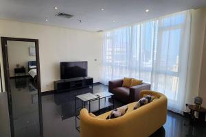 科威特Smart Stay Salmiya apartment的带沙发和电视的客厅