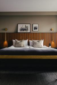 HälleviksstrandHotel Strana的一间卧室配有一张大床和两盏灯