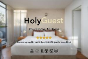 特拉维夫Modern 2BR Private House Neve Tsedek by HolyGuest的表示在家中圣客的标志