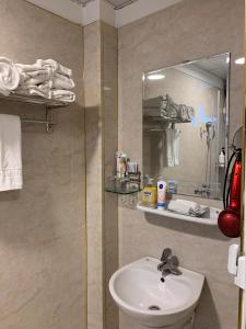 河内A25 Hotel - Đội Cấn 2的一间带水槽和镜子的浴室