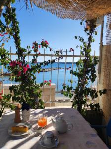 特拉尼拉贝拉特拉尼住宿加早餐旅馆的一张享有海景的桌子