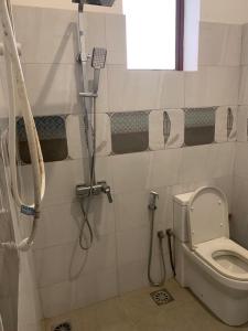 拉维尼亚山R&R residencies的带淋浴和卫生间的浴室