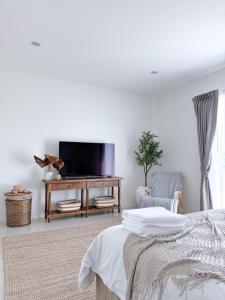 攀瓦海滩White Castle的客厅配有电视、床和椅子