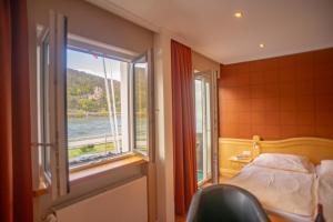 吕德斯海姆菩提树酒店的一间卧室设有水景窗户