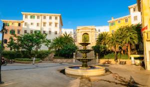 富国BELLA HOTEL PHU QUOC -Sunset Town, Địa Trung Hải- BIG PROMOTION 2024的一座城市中央的喷泉