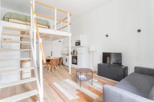 里尔Lille Bel appartement Cosy avec Mezzanine的客厅配有高架床和沙发