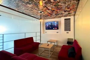 伦敦卡姆登斯马特旅舍的带沙发的客厅和天花板上的电视